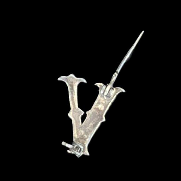 🆕 VINTAGE "V" Gothic Sterling Marcasite Pin 925 Silver Initial Brooch - Picture 4 of 4